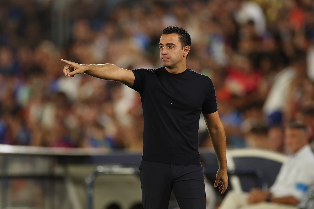 Xavi Hernandez mbetet trajner i Barcelonës