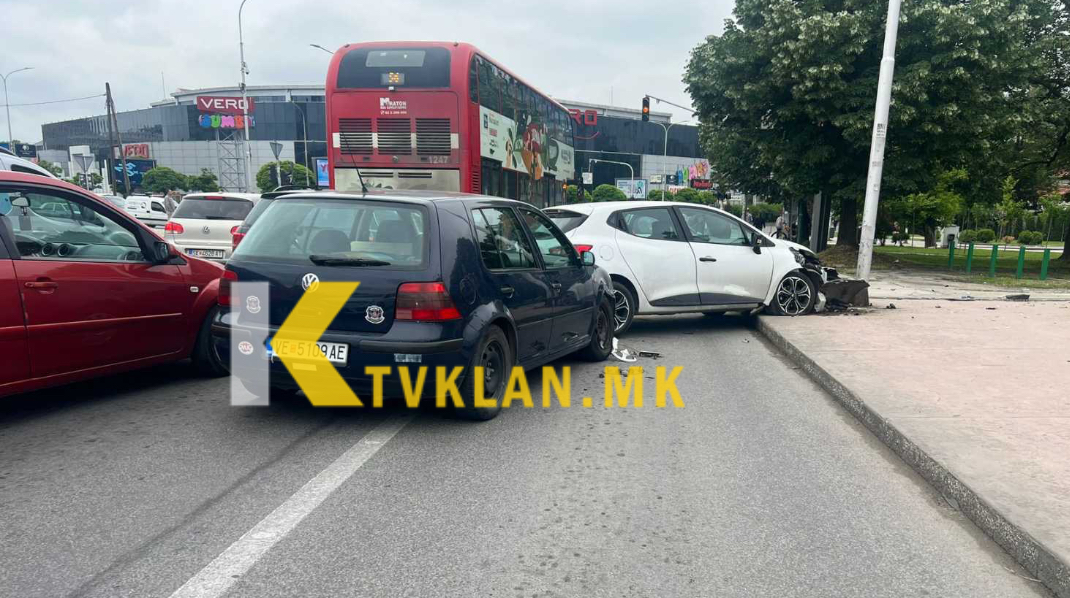 Aksident mes dy veturave përballë Vero Jumbo në Shkup