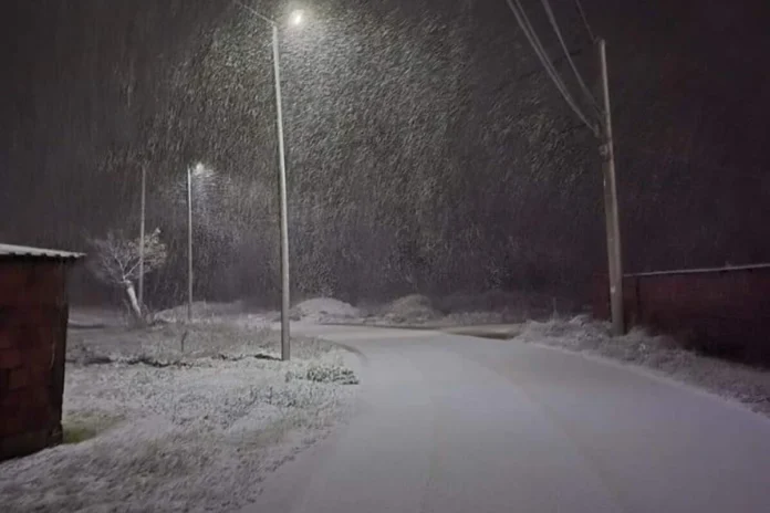 Reshje të dendura të borës  Prishtina mbulohet nga bora